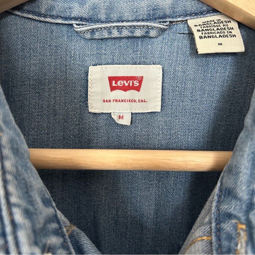 Levi’s Iconic Western Denim Shirt - Picture 9 of 10